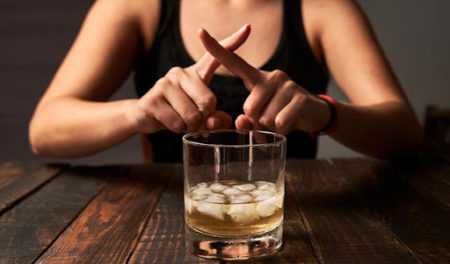 7 sintomi che nessuno ti dice sull’astinenza dall’alcol
