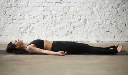 O poder de cura da postura do Savasana Yoga e como fazê-lo corretamente