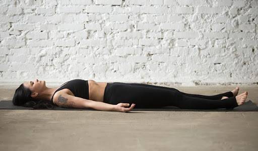 Il potere curativo della posa Savasana Yoga e come eseguirla correttamente